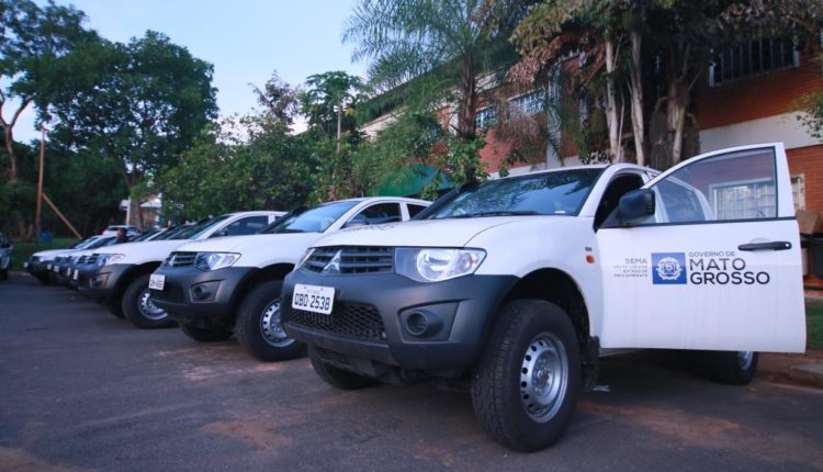 Foram entregues 10 caminhonetes 0 Km Miltsubishi L-200 com tração 4x4 todas a diesel e adesivadas