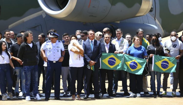 Bolsonaro recepciona repatriados