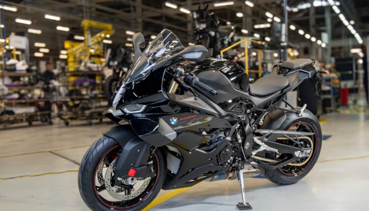 A BMW Motorrad no Brasil acaba de ganhar um reforço de peso: na última sexta-feira, 25 de abril, teve início, na fábrica do BMW Group em Manaus, a produção da nova BMW S 1000 RR. Moderna, ainda mais esportiva e com recursos inéditos, a superesportiva chega ao mercado pronta para elevar o padrão de performance e tecnologia sobre duas rodas. “A produção da nova BMW S 1000 RR na planta Manaus já está a todo vapor, e, como única fábrica fora da Alemanha a produzir motos BMW de forma exclusiva, nossa equipe tem se dedicado incansavelmente para garantir que cada unidade da motocicleta seja produzida com qualidade e excelência — desde o design até a montagem final”, destaca Alex Donatti, diretor da fábrica do BMW Group em Manaus. Com visual renovado e ajustes que aprimoram a pilotagem, a nova BMW S 1000 RR está equipada com novas asas dianteiras, que proporcionam até 37% a mais de downforce que o modelo anterior, resultando em uma motocicleta ainda mais estável em altas velocidades. Outra novidade são os dutos de freio M, que proporcionam melhor refrigeração do conjunto de freios dianteiro, melhorando a performance dos freios. A novidade também está na nova opção de cor Bluestone Metallic, que une sofisticação à esportividade. A nova versão da BMW S 1000 RR sai de fábrica com 210 cv de potência, que fazem dela o modelo BMW Motorrad mais potente produzido no Brasil e vem de série com sete modos de pilotagem, oferecendo ao piloto ainda mais recursos para explorar o máximo desempenho em qualquer situação. Outra novidade é o acelerador M de punho rápido, com curso reduzido, proporcionando respostas mais rápidas e uma conexão mais direta entre o punho e o motor. Presente há oito anos na capital amazonense, a Planta Manaus é responsável por abastecer o mercado nacional com motocicletas premium, somando mais de 130 mil unidades produzidas no Brasil. A chegada da nova BMW S 1000 RR marca mais um capítulo importante nessa história de sucesso, inovação e comprometimento com a engenharia de ponta. Acompanhe a BMW Motorrad Brasil nas redes sociais: Instagram (@bmwmotorradbr) Facebook (@BMWMotorrad.BR) Youtube BMW Motorrad Brasil TikTok (@bmwmotorradbr) LinkedIn BMW Motorrad Brasil Sobre o BMW Group Com suas quatro marcas BMW, MINI, Rolls-Royce e BMW Motorrad, o BMW Group é o principal fabricante premium de automóveis e motocicletas do mundo e também fornece serviços financeiros premium. A rede de produção do BMW Group compreende mais de 30 locais de produção em todo o mundo; a empresa possui uma rede de vendas global em mais de 140 países. Em 2024, o BMW Group vendeu mais de 2,45 milhões de veículos de passeio e mais de 210.000 motocicletas em todo o mundo. O lucro antes dos impostos no exercício financeiro de 2024 foi de € 11,0 bilhões em receitas de € 142,4 bilhões. Em 31 de dezembro de 2024, o BMW Group tinha uma força de trabalho de 159.104 colaboradores. O sucesso econômico do BMW Group sempre se baseou no pensamento de longo prazo e na ação responsável. A sustentabilidade é um elemento-chave da estratégia corporativa do BMW Group e abrange todos os produtos, desde a cadeia de fornecimento e a produção até da fase de uso. Fábrica de Manaus Única planta completamente focada na produção de motocicletas fora da Alemanha, a fábrica do BMW Group em Manaus (AM) foi fundada em 2016 e é responsável pela produção de 99% do portfólio de motos da marca BMW Motorrad no Brasil. Com área aproximada de 15 mil metros quadrados e capacidade de produzir até 17 mil motocicletas por ano, a planta possui ações voltadas para sustentabilidade e meio ambiente, como o uso de energia proveniente de fontes renováveis, promovendo redução na emissão de CO2, e tem certificação I-REC (International REC Standard), sistema global que possibilita a empresas garantir que a energia que consomem é proveniente de fontes renováveis e limpas. Desde 2018, a energia da fábrica é proporcionalmente compensada pela geração no Complexo Eólico de Morrinhos, em Campo Formoso (BA). Atualmente, a fábrica de Manaus produz os modelos BMW C 400 X, BMW R 1300 GS, BMW R 1300 GS Adventure, BMW S 1000 RR, BMW G 310 GS, BMW G 310 R, BMW F 800 GS, BMW F 900 GS, BMW F 900 GS Adventure e BMW F 900 R, BMW R12. Assessoria de Imprensa do BMW Group Brasil